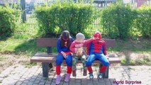 Ordenanza vida película al aire libre patio de recreo broma hombre araña superhéroes Vs supergirl vs real