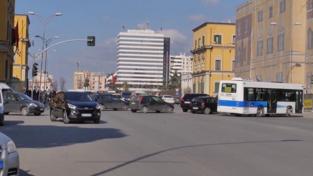 PANIK NE SHQIPERI,TERMETI MBI 5 BALLE TRONDIT TIRANEN DHE VERIUN E VENDIT, EPIQENDRA NE KURBNESH LAJ