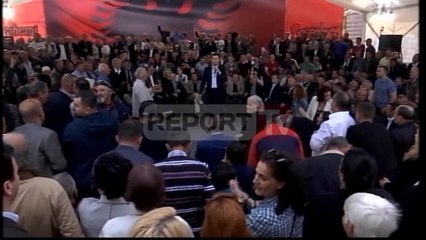 Report TV - Kapsollë Kryeministrisë, Basha: Je i yni? Shëndet! Nëse jo plaç