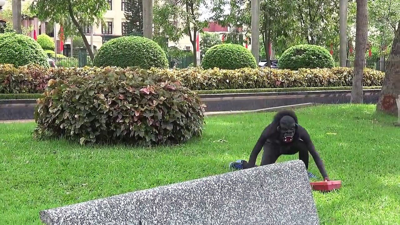 Elsa araignée elsa et manger la pomme empoisonnée héros de la vie réelle de la sorcière équipe super-maison