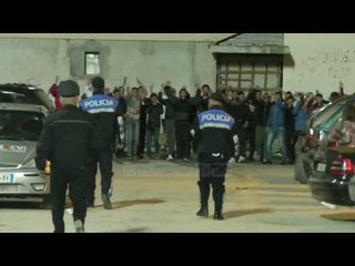Tifozët vlonjatë revoltohen për gjendjen e ekipit - Top Channel Albania - News - Lajme