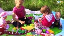 How the Baby Born Dolls in nature walk | Куклы Беби Бон и маленькие девочки Арина и Ярослава