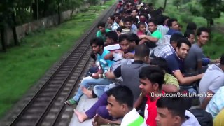 Travelling On Open Roof Of An Overcrowded Train- A Dangerous Journey That You Never Seen Before