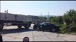Ora News – Kamioni përplaset me makinën, plagoset punonjësi i mirëmbajtjes së rrugës