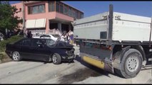 Ora News – Kamioni përplaset me makinën, plagoset punonjësi i mirëmbajtjes së rrugës