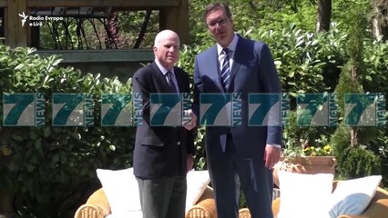 JOHN MCCAIN NE KOSOVE, I SHQETESUAR PER RRITJEN E NDIKIMIT TE RUSISE - News, Lajme - Kanali 8
