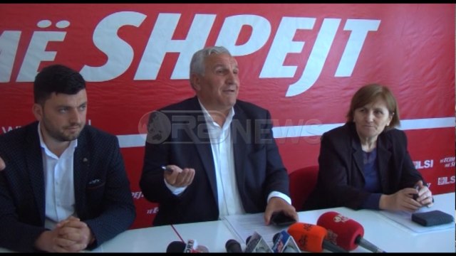 Ora News – Projekti i landfillit, banorët bllokojnë rrugën nacionale Fier-Lushnjë