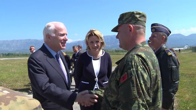 Ora News – Senatori John McCain mbërrin në Tiranë, pritet nga Kodheli dhe Lu