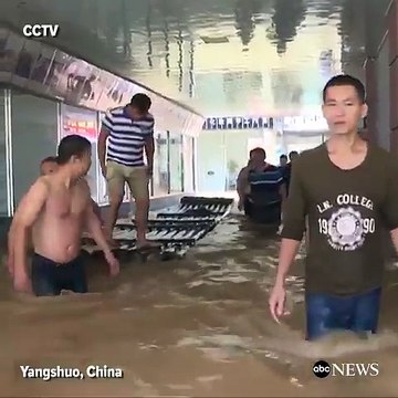 Chine - Des inondations provoquent des dizaines de mort - Les images incroyables d'un sauvetage in extremis