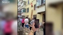 Yatakta basılan sevgili, elektrik kablolarına asılı kaldı!