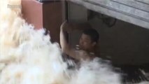 Chine: l'incroyable sauvetage d'un homme piégé par les inondations
