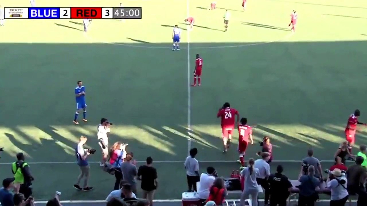 Quand un joueur de foot entre sur le terrain en claquette... L'arbitre ne va pas aimer