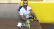 Türkiye Şampiyonu Güreşçi, Kaymakamdan Oyuncak Bebek Hediyesi Aldı