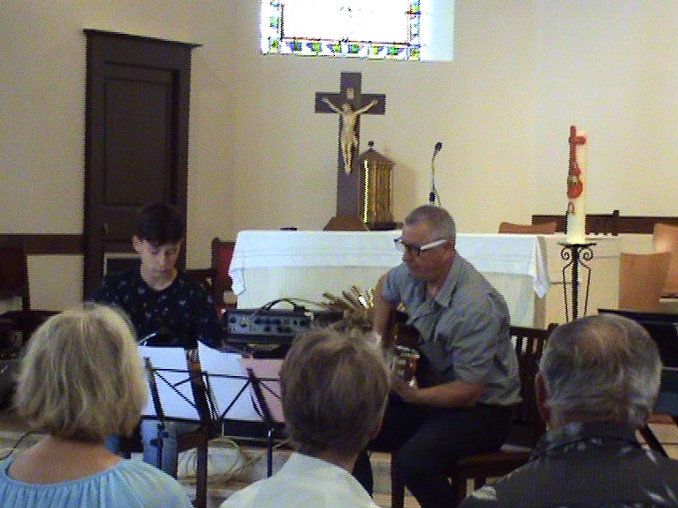 M2U02439 duo guitare basse et classique joue du ZZ Top