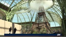 La Tour Eiffel entre au Grand Palais pour le défilé Chanel