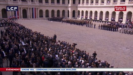 Emmanuel Macron salue la famille de Simone Veil