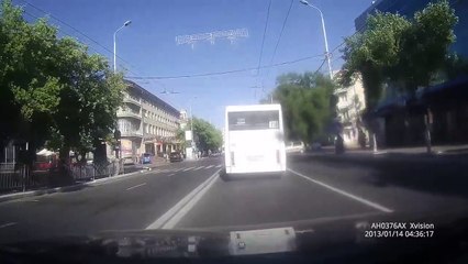 Un cycliste rentre dans un piéton et se fait percuter par une camionnette