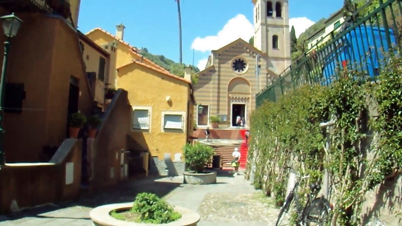 Portofino'da renkli evlerin arka sokağı