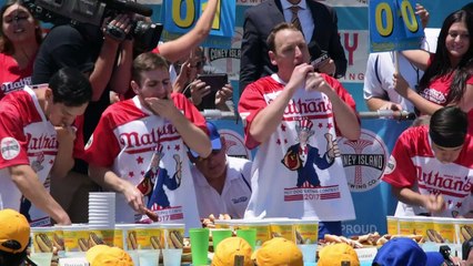 72 hot-dogs en 10 mn: Joey Chestnut bat son propre record