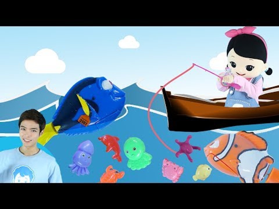 고기를 잡으러 바다로 갈까나~ 도리와 니모가 헤엄치는 대형 수조에서 캐빈과 꼬마캐리의...