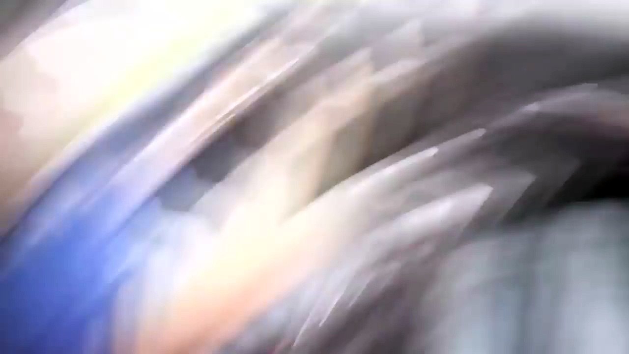 Cette Audi RS4 toute moche double une Porsche 911 déjà à fond sur l'autoroute !