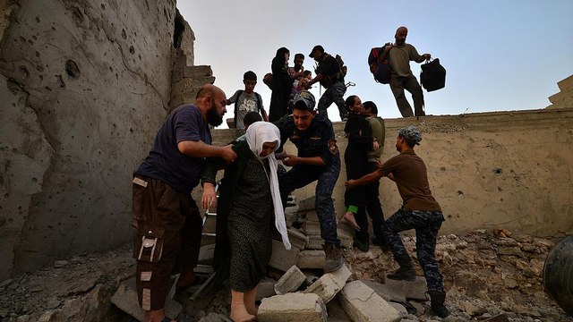 القوات العراقية تواصل تقدمها بالموصل ونساء داعش يلجؤون للعمليات الانتحارية