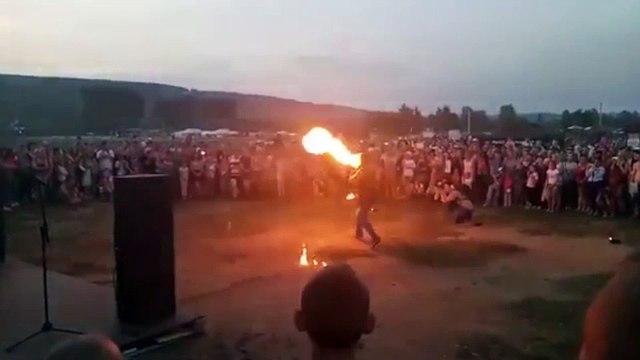 Show no sale bien en Siberia: fuego en la cara .- Imágenes que pueden herir su sensibilidad