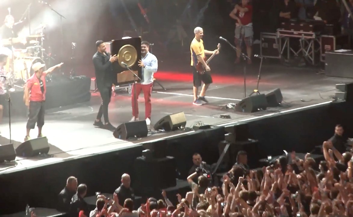 Des joueurs de l'ASM s'incrustent avec le Bouclier de Brennus en plein concert de Manu Chao