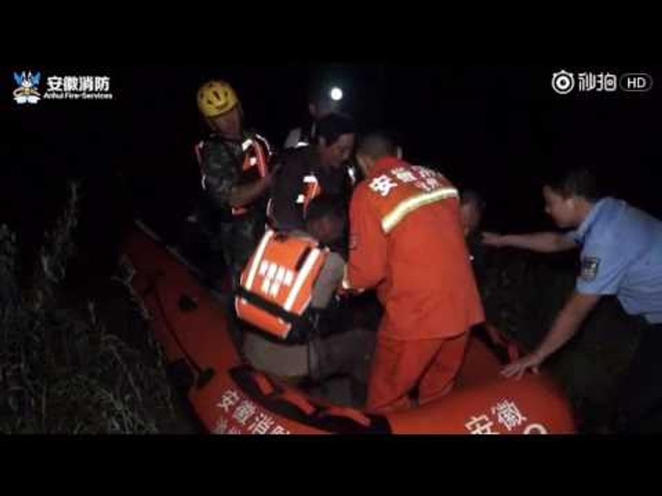 Firefighters Rescue Villagers Stranded in Chinese Floods