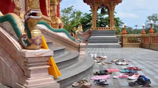 Ganesha Temple : Few Miscreants Throws Slippers Into Temple | Oneindia Kannada