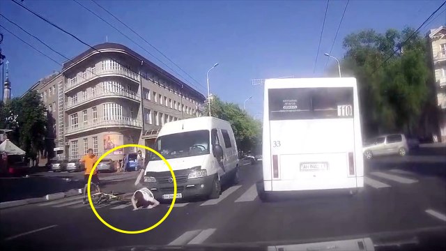 Un cycliste manque de peu de se faire rouler dessus