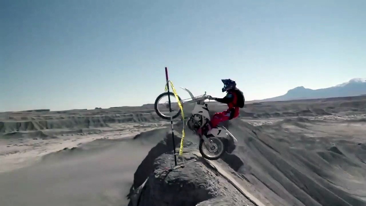 Un rider qui maîtrise aussi bien le moto-cross que le base jump
