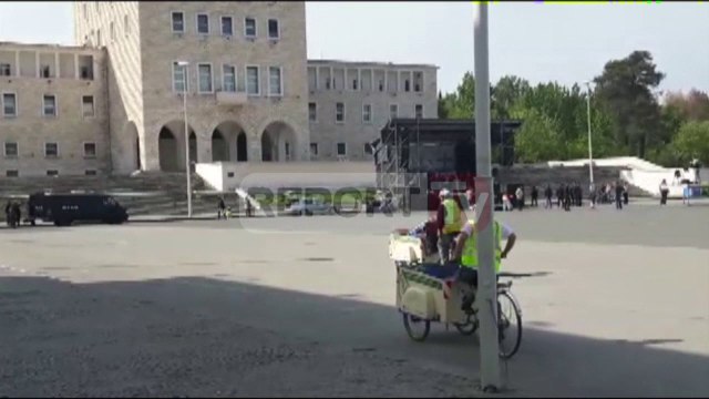 Report TV - Masat antiterrorizëm në Tiranë, blindohet sheshi 'Nënë Tereza'