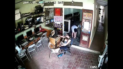 Đi quán net, nam thanh niên nhặt được ví rơi bỏ ngay vào túi