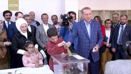 Télécharger la video: A DO BEHET ERDOGANI NJE “SULLTAN”, TURQIA VOTON PER NDRYSHIMET KUSHTETUESE QE FUQIZOJNE PRESIDENTIN