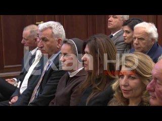 Nishani dekoron kardinalin Ernest Simoni