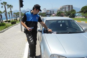 Polis 'Şaka Ceza Makbuzu'yla Uyardı