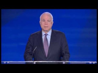 Ora News – Senatori McCain takoi muxhahedinët, falenderon Shqipërinë për pritjen