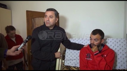 Ora News – Çela ndihmon të riun në karrocë: Të kontribuojmë për njerëzit në nevojë