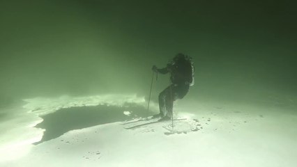 Ce plongeur fait du ski sous la glace, la tête à l'envers