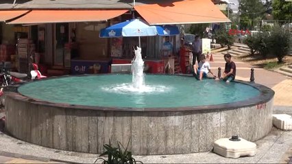 Adıyaman Çocuklar, Süs Havuzunda Serinledi