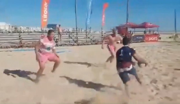 Monstrueux crochets d'un jeune rugbyman français de Beach Rugby