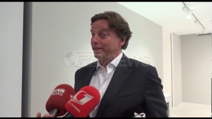 Ora News – Ministri holandez impresionohet nga “Marubi”, fton turistët në Shqipëri