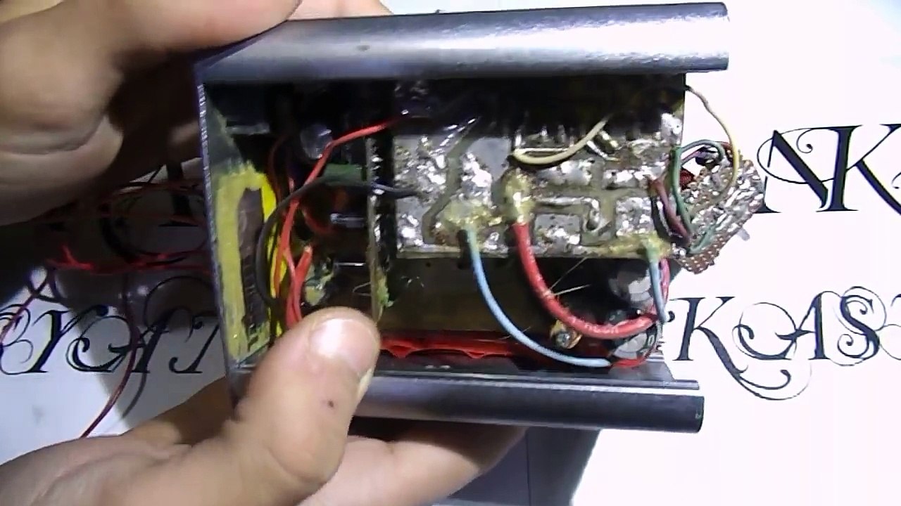 Amplificateur fait main avec son amplificateur mains