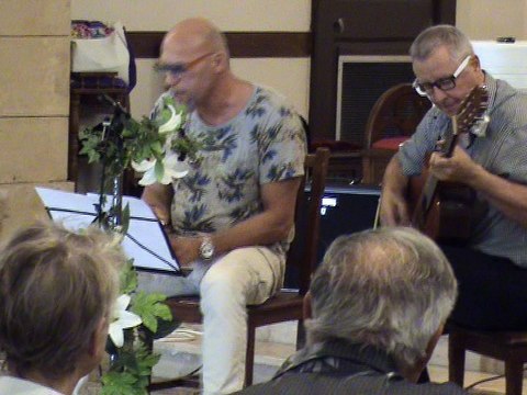 M2U02456 trio guitare, chant et harmonica, et maracas