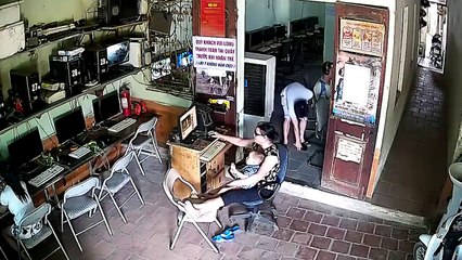 Đi quán net, nam thanh niên nhặt được ví rơi bỏ ngay vào túi