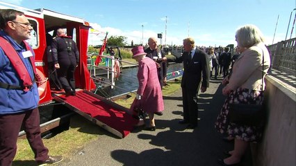 The Queen opens new canal before visiting Kelpies sculptures