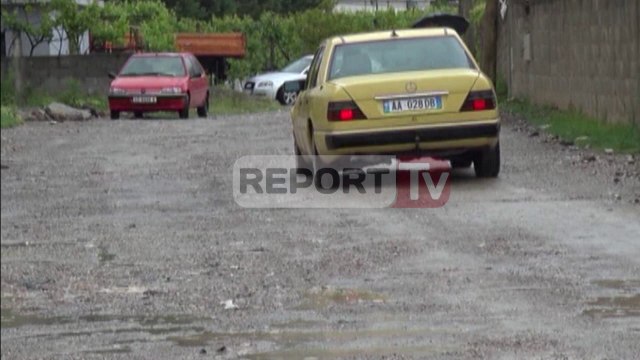 Report TV - Fshati në Lezhë me rrugë të prishura banorët: Nuk është investuar kurrë