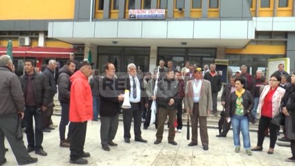 Report TV - Sindikatat e hekurudhës shqiptare në protestë,kërcënojnë me grevë urie