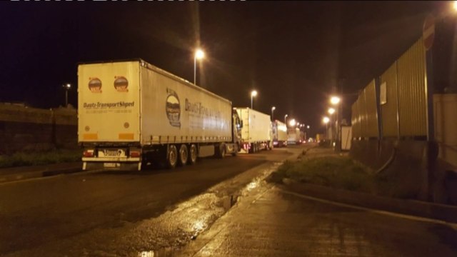 Ora News - Braktisin Durrësin, kamionët maqedonas do shfrytëzojnë portet greke